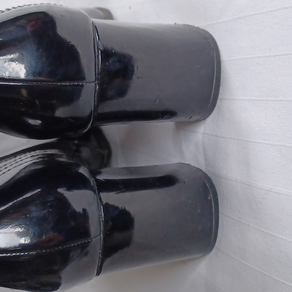 Aquatherm by Santana "Suzanne" Patent Bootie- Sz. 7.5 - Picture 6 of 12